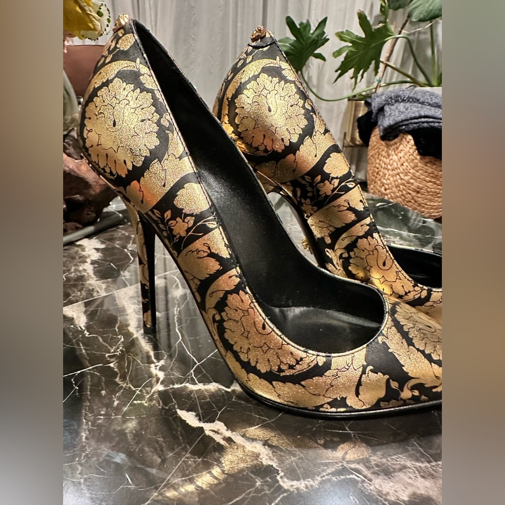 Versace size 8 gold and black brand new heels